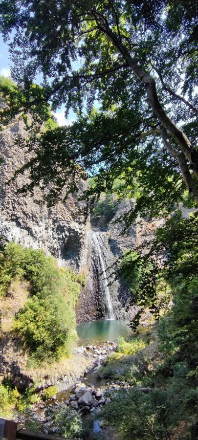 Gite Le Chamaju Labeaume Bagian luar foto